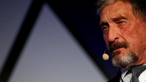 El cuerpo de John McAfee, entregado a su familia tras permanecer dos años en una morgue de Barcelona
