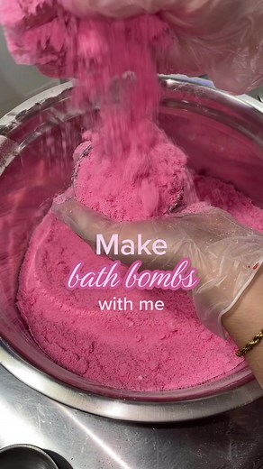 Bath bomb making 🛁 #smallbusiness #bathbombmaking #makebathbombswithme #canadiansmallbusiness🇨🇦 #bathbombbusiness #fyp
