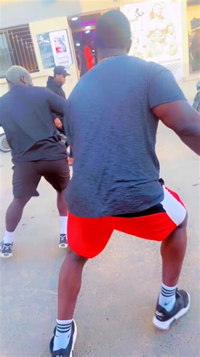 Vidéos de Wally.mathia (@wally.mathia) avec son original - Merry avocate momo Dieng