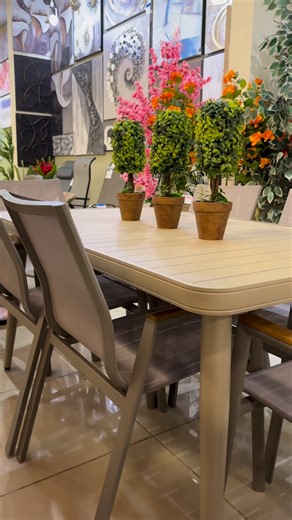 🌸 Comedor de jardín de 6 sillas Espacio y estilo para compartir los mejores momentos al aire libre 🌿 Diseño elegante, materiales resistentes y el confort que mereces. 🌞 📍 Encuéntralo en Sears Pradera Xela #Sears #PraderaXela #ComedorExterior #MueblesDeJardín #Hogar | Sears Guatemala