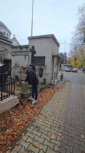 1.3K views · 2.8K reactions | Felinar Solar cu Isus ✝️ Încărcare Solară  Se încarcă ziua, luminează noaptea!  Ideal pentru momente de reculegere!  Se aprinde automat în fiecare seară! ️ Rezistent la condiții meteorologice variate!  Fără întreținere. Fără griji. Doar lumină!  Un semn tăcut al recunoștinței! ✨ Felinar solar pentru cei pe care nu-i uităm! ️ Comandă ACUM! | Kipco.ro | Facebook