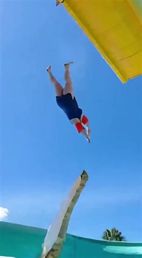 🤣 Water Slide Disaster! 💔🚧🌊🏊‍♀️ #WaterSlideFail #BrokeTheSlide #PoolDayGoneWrong #Oops #Hilarious