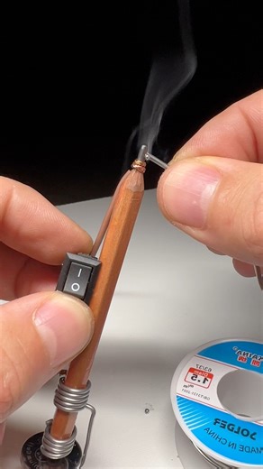 🔥 Did you know a 3V battery can melt solder? 🔋✏️In this video, I show you an amazing trick: with a small 3V battery, you can heat up a pencil’s graphite to around 150°C, hot enough to melt solder and create a fully working DIY mini soldering iron!💡 Save this video, it’s one of those clever DIY hacks you’d never expect!📲 Share it with anyone who loves DIY and creative inventions.#MiniSolderingIron#DIYHack#GraphiteTrick#BatteryHack#Inventions | Rodaolok