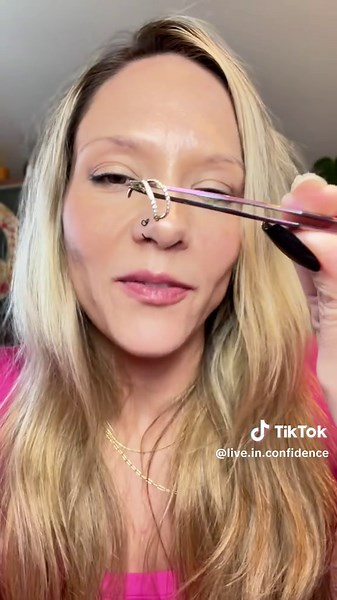 This double hoop nose ring is one of my absolute favorites. Not only do they have it in the 20 gauge but also the 18 which is perfect if your nose is pierced with an 18. It’s super sparkly with that double row design and the hinge makes it easy to snap in and out. I’m wearing the 7 mm here and it fits perfectly. @Oufer Body Jewelry Studio 💎 On flash sale free shipping Disclosure: Prices, sales, and shipping offers are limited time only and subject to change anytime. #tiktokshopblackfriday #tikt