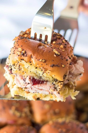 THANKSGIVING SLIDERS 😋🦃 12 count Hawaiian rolls 2 cups prepared stuffing mix 1 cup carved style deli turkey or leftover turkey 1 cup cranberry sauce 3 tsp Dijon mustard divided 6 tbsp salted butter melted 1 tsp Worcestershire sauce 2 tsp minced dried onion 2 tsp poppy seeds | Mama's Cooking Recipes