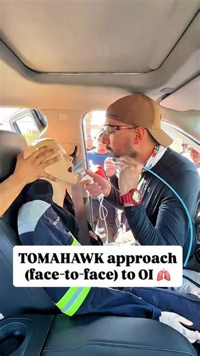Fabrizio De Sando on Instagram: "Approccio TOMAHAWK nell’ INTUBAZIONE OROTRACHEALE 🫁 Hai mai sentito parlare dell’intubazione tomahawk o face-to-face? È una tecnica alternativa che si utilizza quando non puoi posizionarti dietro la testa del paziente, come in caso di pazienti intrappolati, seduti o in spazi ristretti, ma anche i tubazioni difficili in pazienti obesi . 🧑🏼‍🚒 L’operatore, (medico/paramedico) si pone davanti al paziente, impugna il laringoscopio con la mano destra — come fosse u