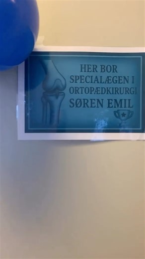 Operation Silkeborg on Instagram: "🎄 OD’s julekalender – 4. december 🎄 Vi elsker at fejre vores egne, især når de fortjener det! ✨ For et par dage siden gav Søren Emil kage, da han blev færdig som speciallæge i ortopædkirurgi og pr. 1/12 blev fastansat hos os 🎉🪩🎈 I dag fejrer vi Søren Emil – denne gang med festligt pyntet kontor, glimmerstrømper og søde hilsner 💫🧦 Selvom vi allerede har fejret ham, får han en ekstra låge i julekalenderen. Fordi han fortjener det 💙 Velkommen igen, Søren E