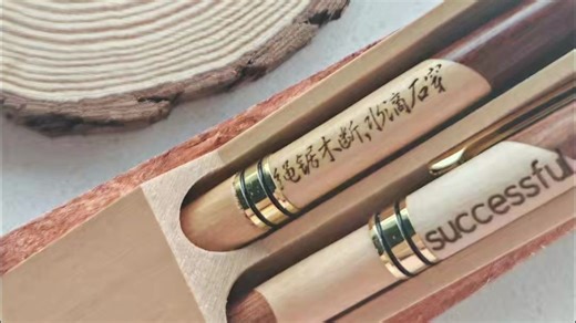 谁懂啊✨挖到宝了 啄木鸟激光雕刻机简直是钢笔界的 “六边形战士”✨激光雕刻直接封神，握笔秒变“氛围感大师”