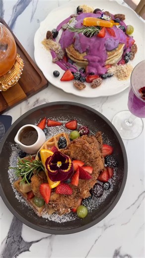 𝐲𝐨_𝐬𝐢𝐢𝐢𝐢_𝐟𝐨𝐨𝐝𝐢𝐞 on Instagram: "FOLLOW @yo_siiii_foodie FOR MORE GREAT REVIEWS - The Royale located in Pleasant Hill is a truly one-of-a-kind brunch spot that boasts dishes that are as beautiful as they are delicious! You don’t want to miss out on this restaurant so make sure to visit them soon 😍 Items we ordered: - Huevos Rancheros 🍳 - Chicken & Waffles 🧇 - Crab Omelette 🦀 - Buttermilk Pancakes w/ Ube Sauce & Mixed Berries 🥞 - Ultimate Smashburger 🍔 - Tom Yum Paella 🦐 Drinks 