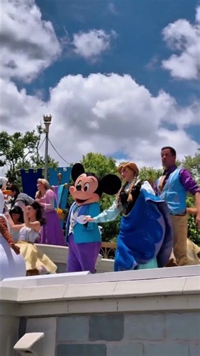 Would you love to see Anna, Elsa, and Olaf at Cinderella Castle? 👑❄️🏰✨