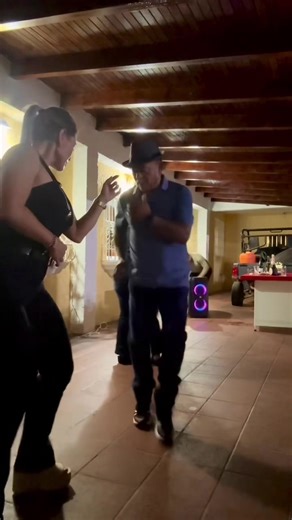 Obvio no podía faltar salsa con coco 💃🕺 🥥 !!! #pochyysucocoband #findeaño