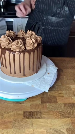 1.3K views · 16 reactions | who’s a chocoholic‍♀️ #Amazing #cakedecorating #fypシ @followers | Cake Art | Facebook