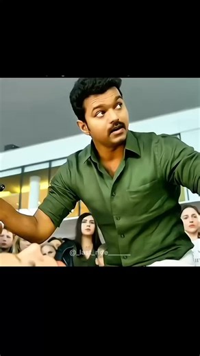 Rikkuu🌱🍁_ | 日本利用压电瓷砖将脚步转化为电能。这些瓷砖捕捉来自你脚步的动能。当你行走时，你的重量和动作会对瓷砖产生压力。瓷砖会轻微弯曲，从而产生机械应力。瓷砖内部的压电材料将这种应力转化为电能。每一步都会产生少量电荷，而数百万步结合在一起就能产生足够的电力来驱动 LED... | Instagram