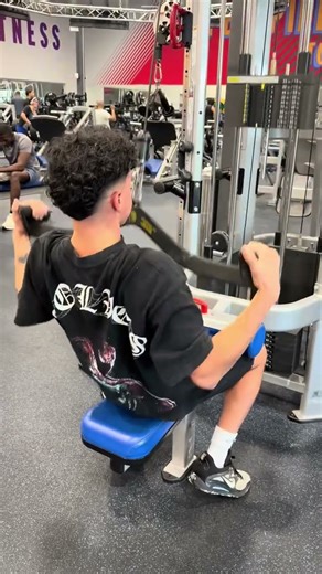 Lat Pulldown 3 x 12 @darcsport