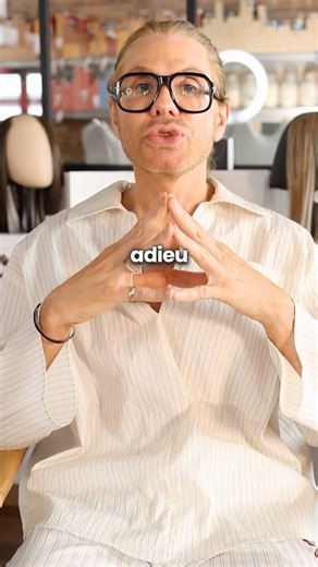 Christophe Nicolas Biot on Instagram: "60 secondes pour relancer ta pousse. ⬇️ Tu veux des cheveux plus longs et plus denses ? Commence par les masser. Le massage crânien active la micro-circulation et relance l’apport en nutriments essentiels à la fabrication de kératine. Sans sang, pas de matière. Sans kératine, pas de longueur.❌ Mais ça ne marche que si tu le fais tous les jours : - 60 secondes chrono - Doigts plats, pas d’ongles - Mouvements circulaires, lents et appuyés - De la nuque jusqu’