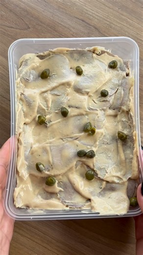 Lumena Recetas on Instagram: "Carne podes usar palomita o peceto , ponela hervir con zanahoria , cebolla, rama de puerro , rama de apio , pimienta en grano , laurel, romero . La idea es hacer un caldo sabroso. Para la salsa Atún 2 latas Anchoas 3 filetes Jugo de 1 limón Mayonesa 300 g Alcaparras 1 cda Crema de leche - 400 g #receta #vitel #facil #navidad"