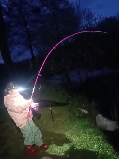 la canne rose enfin en action ! Bravo ma fille 🙏❤️ ça promet un bon weekend, à suivre... #girlpower #pink #kidstiktok #fishing #pourtoii