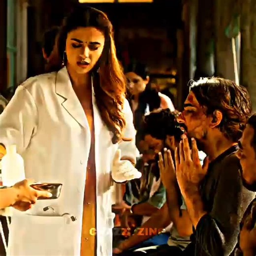 @react_with_lalu on Instagram: "来自你脚步的动能。当你行走时,你的重量和动作会对瓷砖产生压力。瓷砖会轻微弯曲,从而产生机械应力。瓷砖内部的压电材料将这种应力转化为电能。每一步都会产生少量电荷,而数百万步结合在一起就能产生足够的电力来驱动LED灯、数字显示屏和传感器。在像涩谷车站这样繁忙的地方,每天大约有240 万个脚步为这一系统作出贡献。这些电能可以被储存或立即使用,从而减少对传统电力来源的依赖,并支持可持续的城市基础设施。这种方法将日常运动转化为实用的可再生能源#日本#知识#事实#你知道吗 #推荐 #科技#创新#历史#技术#实验#热门日本利用压电瓷砖将脚步转化为电能。这些瓷砖捕捉来自你脚步的动能。当你行走时,你的重量和动作会对瓷砖产生压力。瓷砖会轻微弯曲,从而产生机械应力。瓷砖内部的压电材料将这种应力转化为电能。每一步都会产生少量电荷,而数百万步结合在一起就能产生足够的电力来驱动 LED灯、数字显示屏和传感器。在像涩谷车站这样繁忙的地方,每天大约有240万个脚步为这一系统作出贡献。这些电能可以被储存或立即使用,从而减少对传统电力来源的依赖,并支持可持续