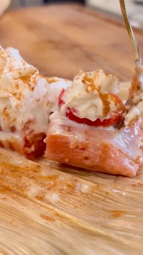 Mayra Wendolyne | Low Carb Love on Instagram: "STRAWBERRIES N CREAM TAMALES (low carb!) 🍓🫔 I just shared my savory recipe but these sweet ones will be your new favorite! Just in time for the holidays 🎄 Save and share this recipe with friends and family! Servings: 10 tamales Ingredients: • 10 Corn husks Dough: • 4 oz cream cheese, softened • 4 cups of almond flour • 1 cup allulose sweetener • ½ cup Manteca or lard, softened • 2 tbsp baking powder • ¼ tsp salt • 1 cup strawberries • ½ cup almon