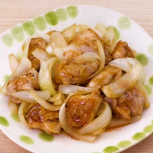 【玉ねぎ×鶏肉】玉ねぎたっぷりで食べ応えも！簡単甘辛炒め | デリッシュキッチン