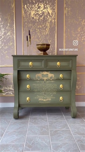 Here, one of our favourite furniture painters, the brilliant @kachafurniture shows how to create a gilded, glamorous old world Parisian look on furniture. Using Chalk Paint in Olive, with highlights in Old White to emphasise the curves on these drawers, she's created the perfect base for a Prima Transfer to add some glamour. Have you ever used lighter and darker Chalk Paint colours to add contour, shadows and dimension to furniture or is it something you haven't tried yet? Let us know in the com