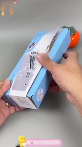 ✨ 【Szybka mini elektryczna maszyna do szycia】 🧵 Szyj wszystko w 3 minuty – bez pedału, bez doświadczenia, łatwa obsługa! 🧵 ✔️ Kompaktowa i przenośna – wielkości smartfona, waży zaledwie 500 g, można ją zabrać wszędzie ✔️ Prosta obsługa – uruchamianie jednym przyciskiem, automatyczne nawlekanie, trzy ustawienia prędkości ✔️ Wszechstronna – nadaje się do dżinsu, jedwabiu, skóry i wszystkich rodzajów tkanin ✔️ Ładowanie przez USB – 1 godzina ładowania = 4 godziny szycia 🎯 Dlaczego warto ją mieć?