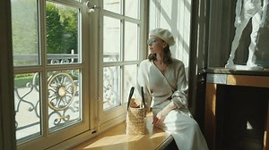 Touriste séduisant près d'une fenêtre vintage : vidéo de stock (100 % libre de droit) 1107575071 | Shutterstock