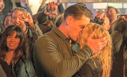 James Gunn, mandachuva da DC, explica por que ficou desconfortável com cena de beijo da sua mulher e John Cena em 'Pacificador'