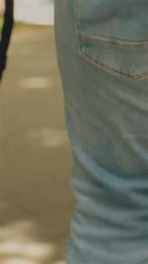 🦮 Pes, ktorý dnes trénuje, sa zajtra môže stať očami pre nevidiaceho. Podporte Psi na život a pomôžte im rásť. ❤️ 📎 psinazivot.darujme.sk/cakamnatvojprikaz/ Alternatívny text: Na rovnom chodníku lemovanom zeleňou a stromami kráča smerom od kamery muž oblečený v rifliach a čiernej mikine, ktorý má v pravej ruke bielu palicu a v ľavej drží vodiaceho psa. Biela labradorka pokojne kráča rovno po chodníku a muž ju nasleduje. Počas videa zaznie komentár „Vodiaci pes je najlepším asistentom pre nevid