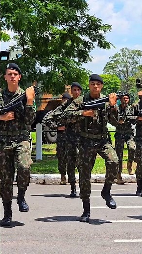 Aço em movimento. A tropa do 4º BI Mec entra firme, abrindo a solenidade com presença e tradição.