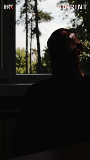 Prijatelji su ga molili da ne vozi, ali nije ih poslušao. Te noći, pijan je sjeo za volan i jednim potezom ugasio tuđi život. Cijelu emisiju Labirint: Sekunda koja ubija, 2.dio možete pogledati na YouTube kanalu HRT-a. #alkohol #nesrece #auto #labirint #hrt | HRT Labirint