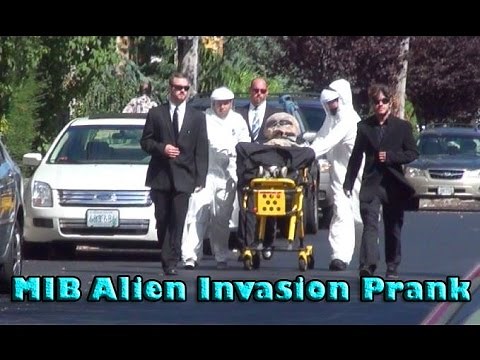 'Men In Black' Alien Invasion Prank