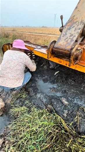 Fishing techniques while digging agricultural canals