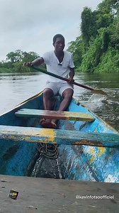 Conversation avec Jean Paul Nzie. Guide touristique, il escorte les touristes le long du fleuve de la lobé à Kribi dans le sud Cameroun en direction des villages pygmées environnants. Après une carrière de footballeur avorté, il a décidé de rentrer dans son village natal afin de pratiquer le métier qu’il a appris aux côtés de sa grande-mère qui faisait la pêche aux crevettes. Jean Paul partage avec nous son amour et sa passion pour son métier. Source : Kevin Fotso officiel #KevinFotso #Journalis