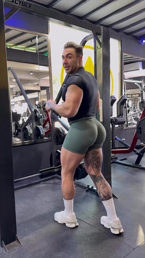 Squat Hurt Your Knees? TRY THIS!👍 #squat #tips #coach #reels | Nunzziii