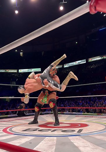 😳 @Mascara Dorada 🆚 Guerrero en la Arena México. 🎥 @Alexis Salazar CMLL #CMLL #LuchaLibre #Wrestling #Mexico #MascaraDorada