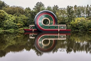 Have you seen The Looping Boat yet? 🚤✨ This gravity-defying masterpiece by renowned artist Alex Chinneck has taken up residence on the Sheffield & Tinsley Canal – and it’s unlike anything you’ve seen before! Stretching 13 metres long, this canal boat loops 6 metres into the air in a stunning feat of engineering and artistry. Named The Industry, the boat celebrates Tinsley’s industrial past and its historic waterways. The vibrant colours, hand-painted by a specialist canal boat sign writer, refl