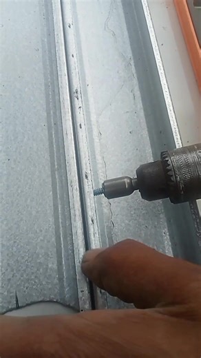 Installing self-drilling screws on a C-channel frame #fyp #educasien #fabricasien | Iyan Friatna