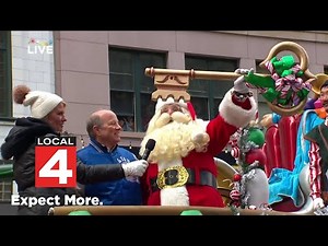 Santa arrives in Detroit, gets key to city at 2025 America’s Thanksgiving Parade