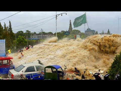 Incredible in Saudi Arabia! The streets turned into terrible rivers! Flash floods hit Taif, Mecca