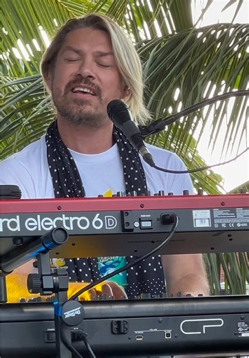 🎵”These Walls” #BTTI #AYearAgo #Hanson #TaylorSolo #Jamaica Ps: Essa música é perfeita! Uma das minhas favoritas!❤️ “You’ve been yelling up into the red But you haven’t heard a word I’ve said I don’t want to be here anymore… “Give it all I’ve got” can be bittersweet You think everyone’s beneath your feet I don’t want to wind up on the floor I don’t want to be here anymore The sky is falling all over again Just another dis-conclusion Another disillusion The sky is falling all over again Am I los