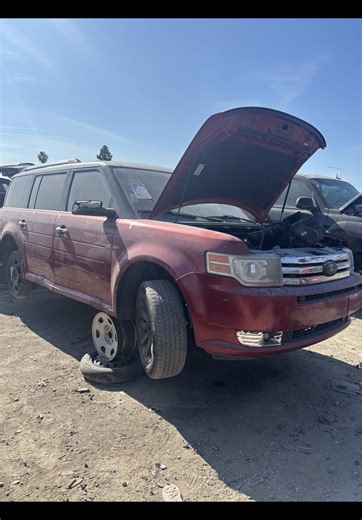 I found my old 2009 ford flex at the junkyard! #fordflex #ford #junkyardfinds #carsoftiktok #carspotting