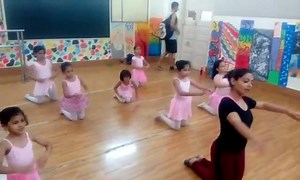 Our little pre-ballerinas prepping their way to Certified Balle with Nikita Miss! So young and yet so poised, so graceful and so eager to learn! Certified Ballet (7 & up) & Pre-Ballet (5-7) ~~ Khar|Juhu|Powai ~~ Call 9920441159 to enroll your child into a beautiful & challenging art form!! #rhf #balletinmumbai #certifiedballet #preballet | Rhythmus Happyfeet
