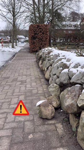 Der Frost ist der wahre Prüfer eines Friesenwalls.❄️🪨 Der Winter zeigt, was richtig gebaut wurde… und was nur gut aussah. Wenn der Frost kommt, arbeitet der Boden. Schwache Steine werden gedrückt. #winter #friesenwall #schleswigholstein #steine #galabau | Mario Poller