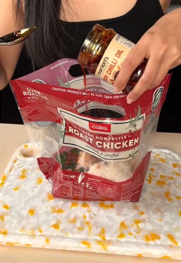 The viral rotisserie chicken hack! 10/10! We might have this every night now… 😆 Ingredients: - 1 whole rotisserie chicken - 250g rice - spring onion - 1 tbsp soy sauce - 1 tbsp sesame oil - 2 tbsp Marion’s Kitchen Crispy Chilli Oil