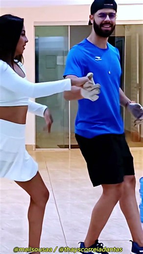 Entregador dançou de luva ‪@mailsousaa‬ ‪@thayscorreiadance‬
