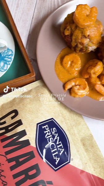 El mejor desayuno guayaquileño es disfrutar de un delicioso Bolón de Camarón 🍤 Te dejamos la receta: . Ingredientes 1 lb de camarón pelado y desvenado Santa Priscila 6 plátanos verdes 2 cucharadas de mantequilla o margarina 1 manojo de cilantro 2 cebollas coloradas 2 cebollines 1 cebolla puerro Ajo al gusto 2 cucharadas de pasta de tomate 1 copa de vino blanco o consomé de pescado o camarón 2 hojas de laurel 1 cucharada de orégano Aceite vegetal al gusto 1 cucharada de orégano 2 ramas de apio 2