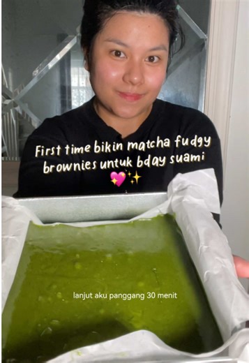 Bisa bikin sourdough belum tentu bisa baking lain juga ternyata… First time bikin matcha fudgy brownies buat ulang tahun suami 💚 Targetku shiny top… tapi belum berhasil. Buat yang sering baking brownies, biasanya triknya apa? #bakingdirumah #matchabrownies #belajarbaking #masakdirumah