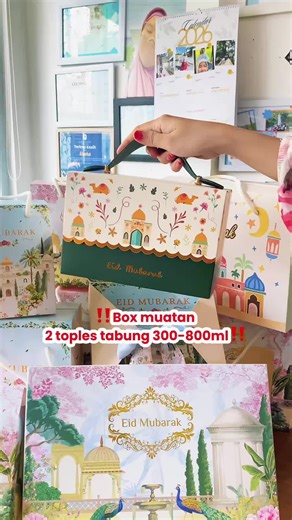 Gable Box Hampers lebaran DAYYINA Muat 4 toples tabung 300-400ml, 2 toples tabung 600-800ml . Gratis sticker, kartu ucapan, dan hangtag — lengkap sesuai paket. 🎁 Buruan order sebelum stoknya ludes,! . #bulatbesar #GableBoxLebaran #BoxHampersLebaran #KemasanLebaran #Dayyinabox8