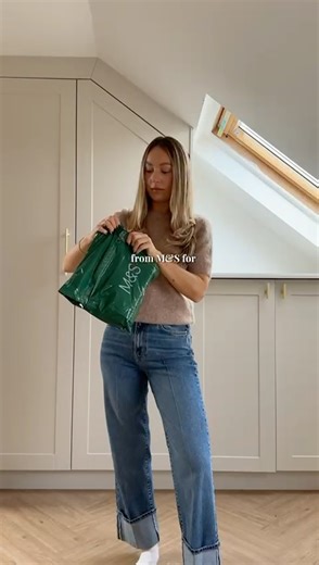 210K views · 790 reactions | The most flattering boot-flare jeans you’ll find *anywhere* this season. The boho ruffle blouse that nails the desk-to-dinner dress code. @courtneywears THIS is how you do autumn dressing 﫡 #MyMarks Top - https://bit.ly/4n40HWH Jeans – https://bit.ly/48uMjmF Blouse - https://bit.ly/3JmWcsk Flats – https://bit.ly/3VUi8xD Cardigan – https://bit.ly/4niqElw Skirt - https://bit.ly/4niqIlg | Marks and Spencer | Facebook